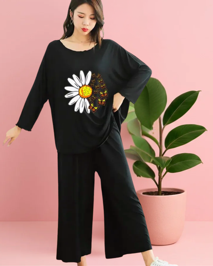 Women's Daisy & Butterfly Graphic Lounge Set – Loose Full Sleeve Top & Wide-Leg Trousers